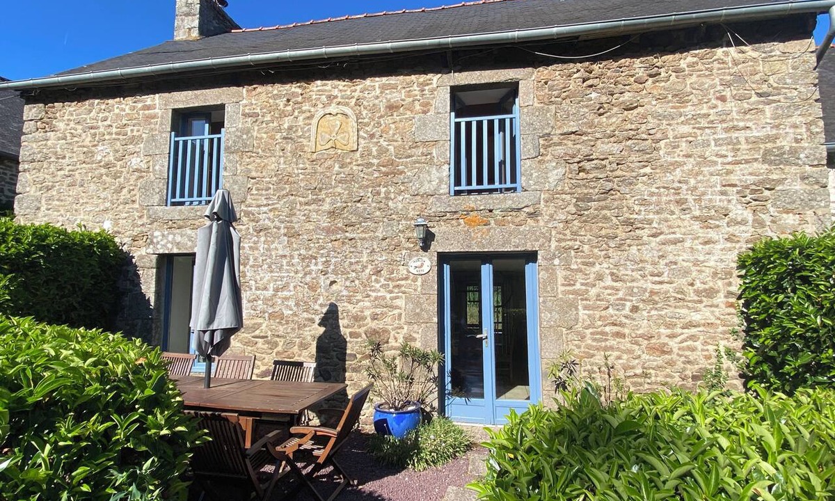 Gomene Bed & Breakfast | High-Quality Traditional Breton Vacation Rental in Gomene - Pool, Wi-Fi, Gardens