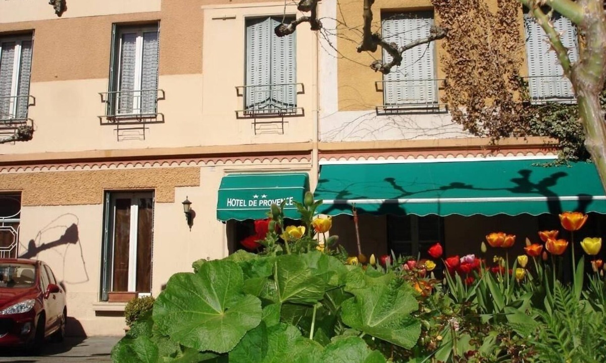 Digne-les-Bains Hotel | Historic 3-Guest Triple Room | Pet-Friendly Enclosed Garden | Town Center Locati