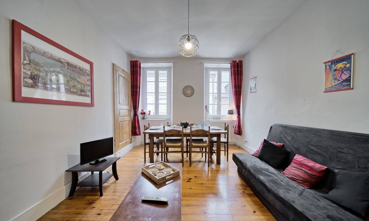 Bagneres-de-Luchon Apartment | Holiday Apartment "À Luchon" near the Slopes with Balcony and Wi-Fi