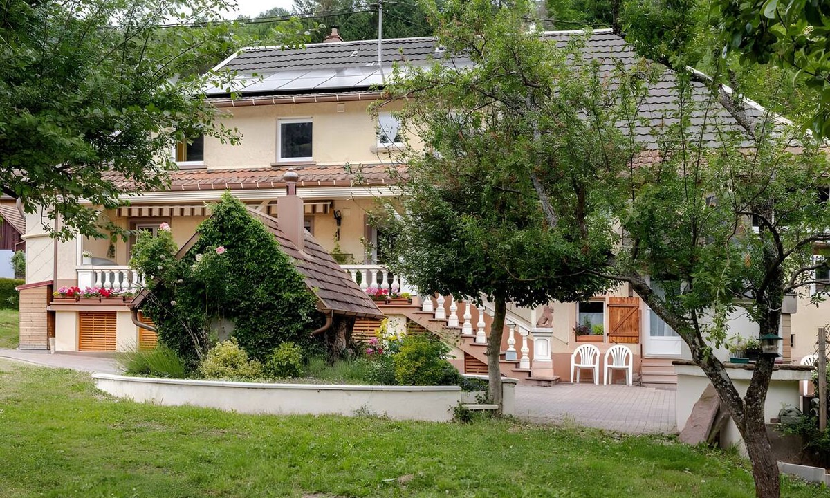 Steige Apartment | Holiday Apartment "Gite Béthanie" with Mountain View, Private Wooden Terrace & Wi-Fi