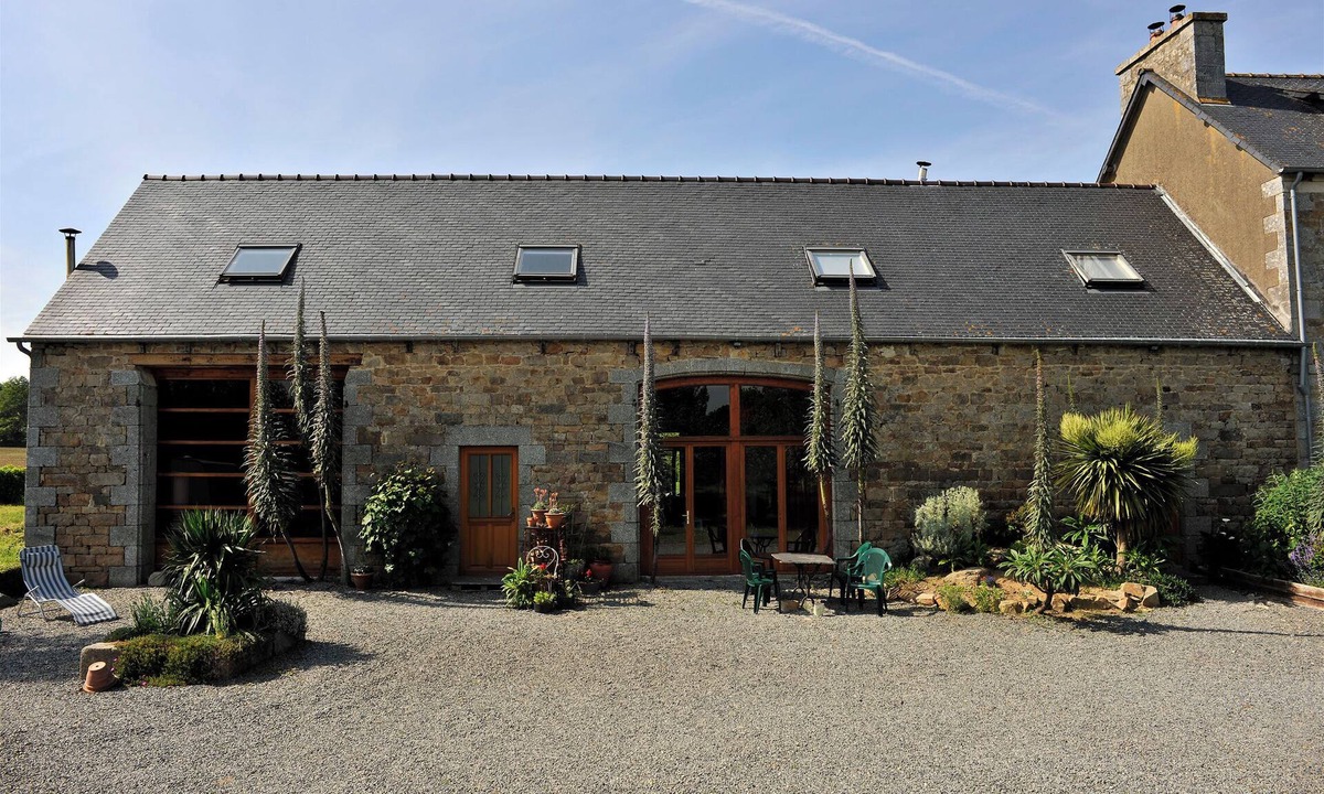 Prat House | Holiday farm; 3 gites & 8 fixed tents, spacious, comfortable, personal