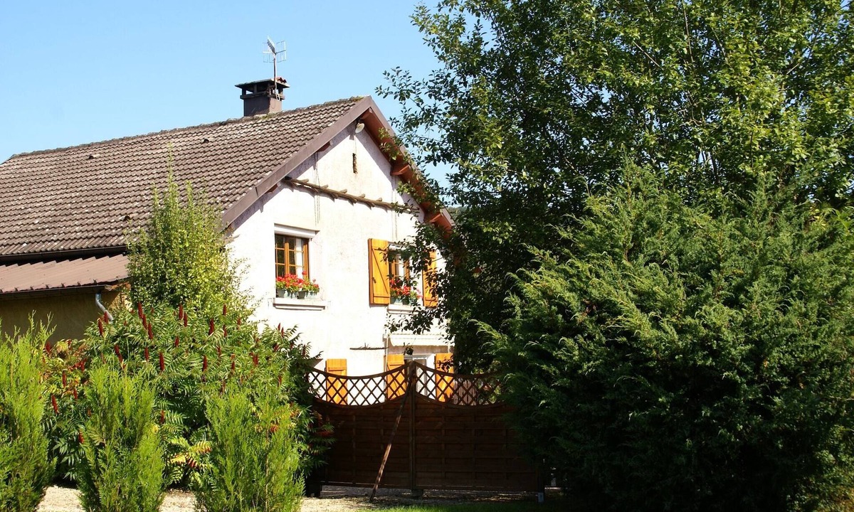 La Chapelle-aux-Bois House | Holiday Home in La Chapelle with Garden