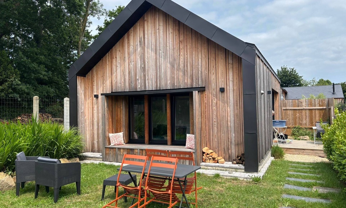 Le Minihic-sur-Rance House | Holiday Home “La P’tite Maison” with Private Terrace, Garden & Wi-Fi