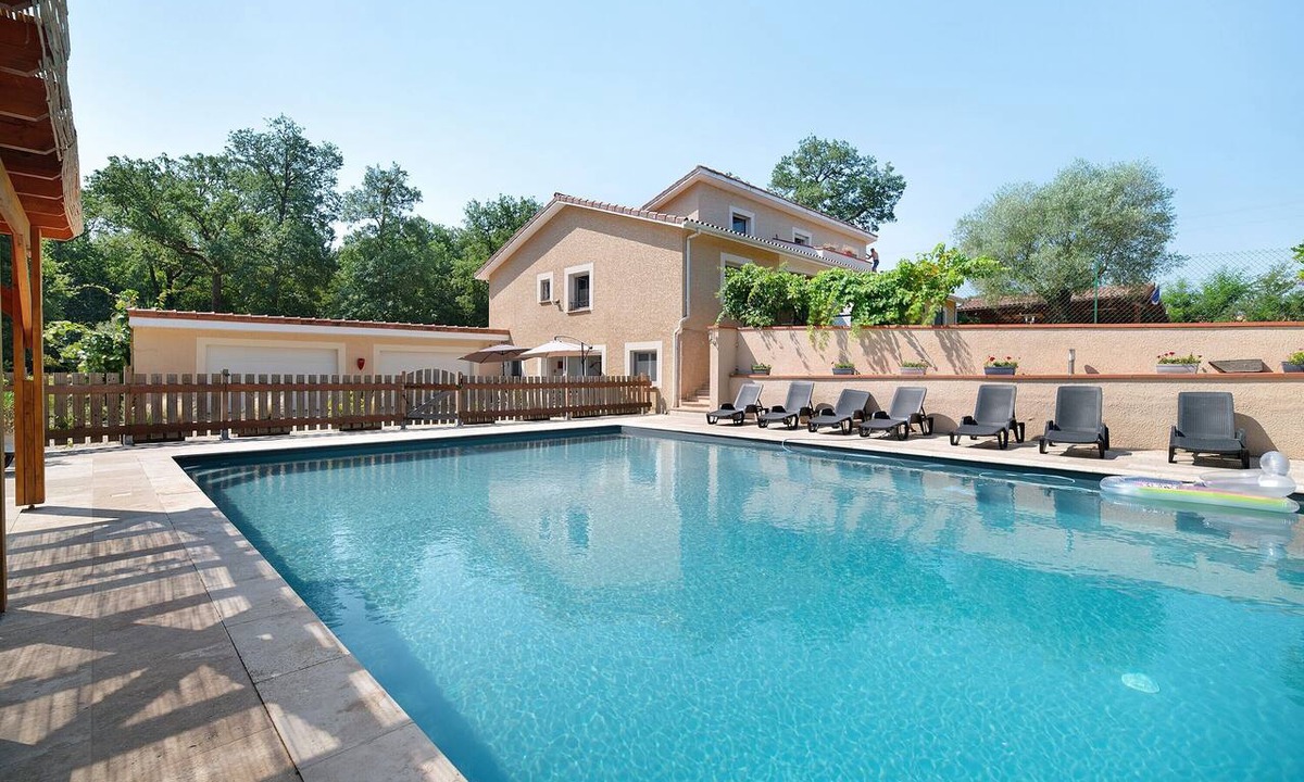 Maurens House | Holiday Home 'Appartement Type F4' with Shared Pool, Private Terrace and Wi-Fi