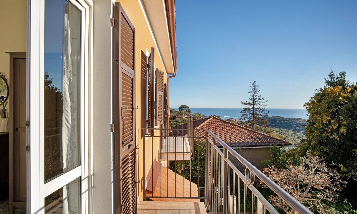 Civezza House | Holiday Home 'Ca' Del Sole' with Sea View, Private Garden and Wi-Fi