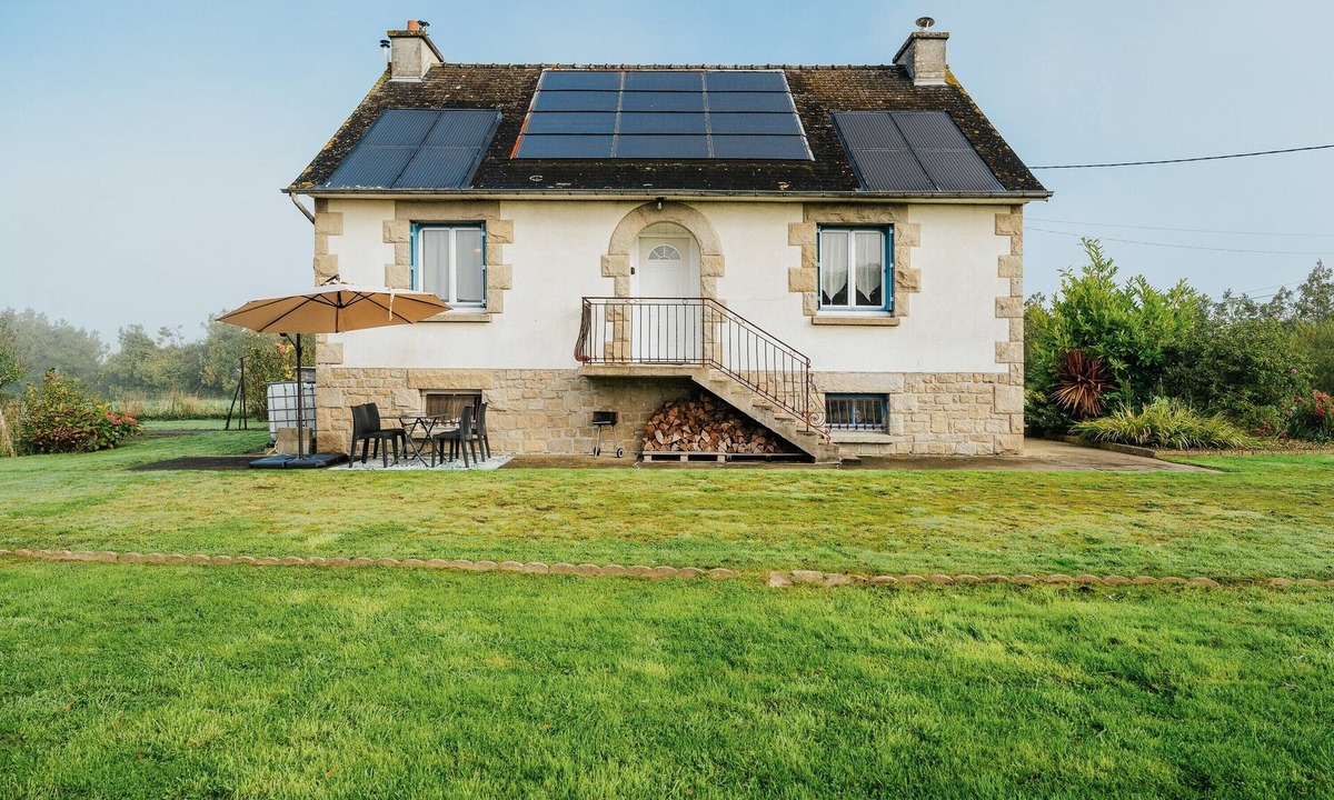 Plumaudan House | Holiday Home 'Charmante Maison' with Private Terrace, Private Garden and Wi-Fi