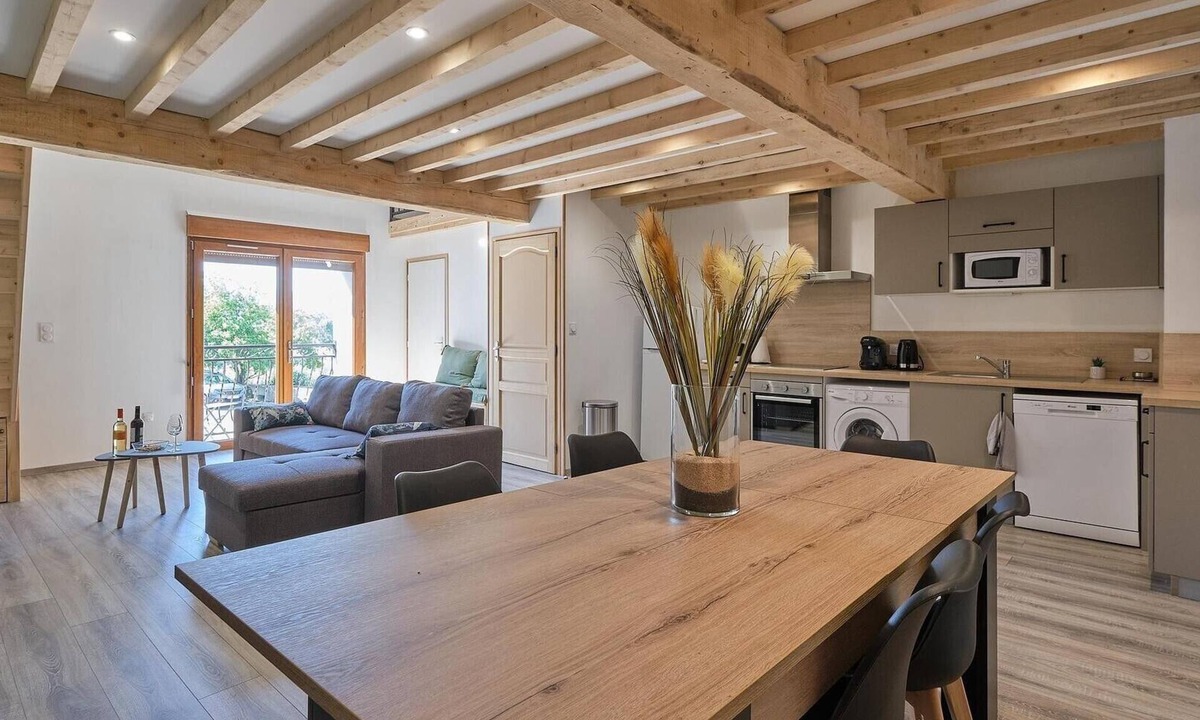 Espezel House | Holiday Home 'Chez Louisette' with Mountain View, Balcony and Wi-Fi