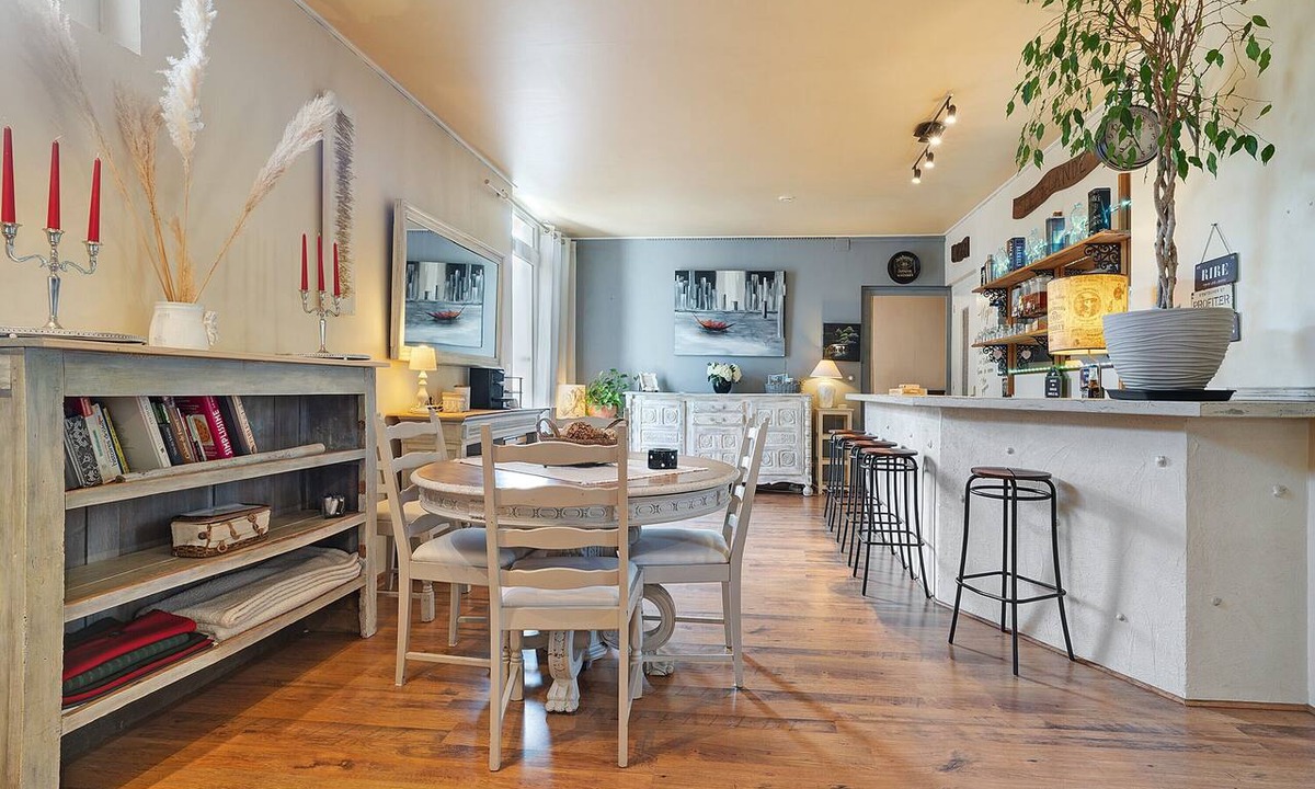 Pineuilh House | Holiday Home 'Chez Moi' with Private Garden, Wi-Fi and Air Conditioning