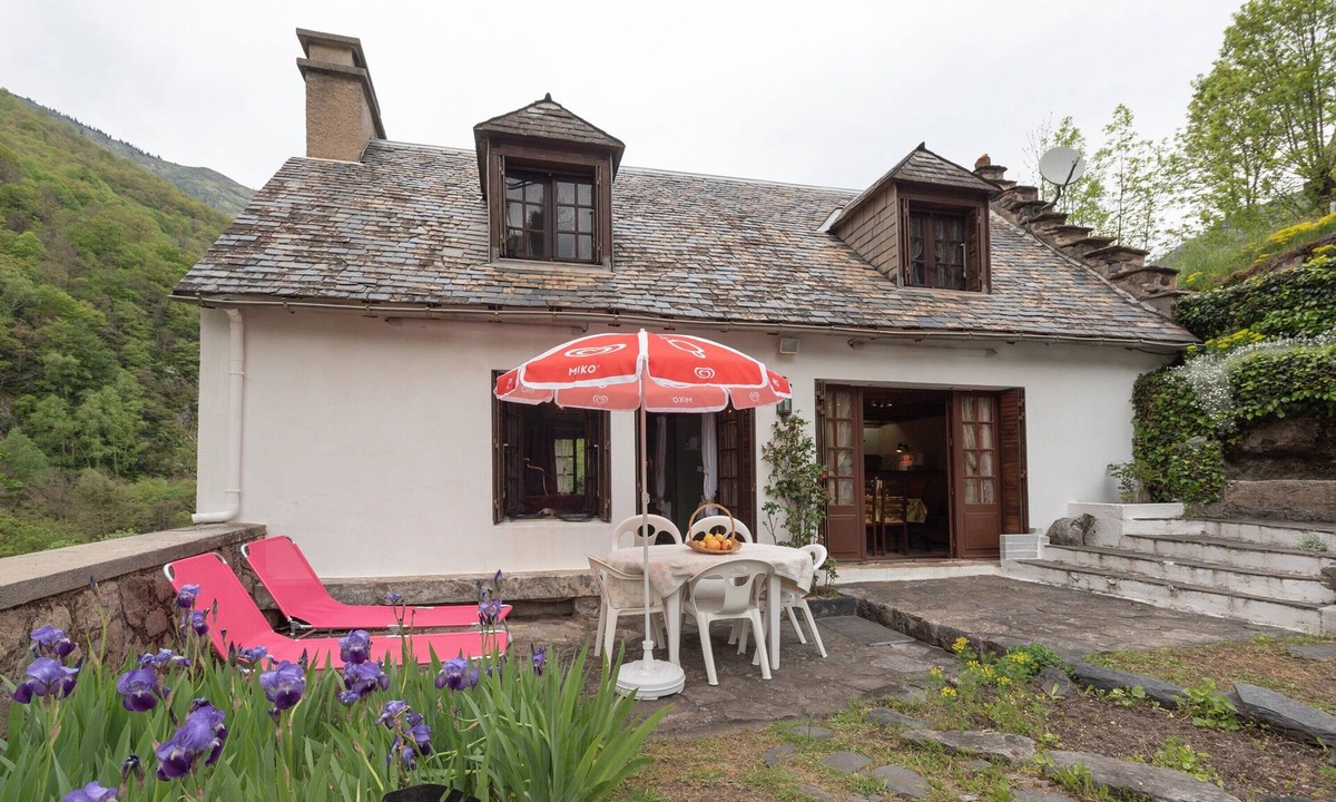Gedre House | Holiday Home 'Cottage Au Calme' with Mountain View, Private Terrace and Garden