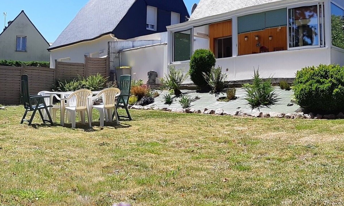 Saint-Quay-Perros House | Holiday Home 'L'escale Kénanaise' with Private Garden and Wi-Fi