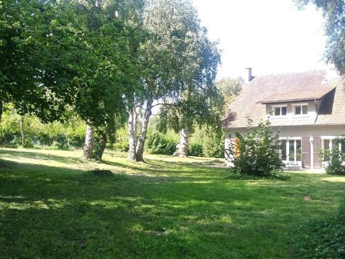 Saints House | Holiday Home Gesellige Momente in der Nähe von Disneyland Paris by Interhome