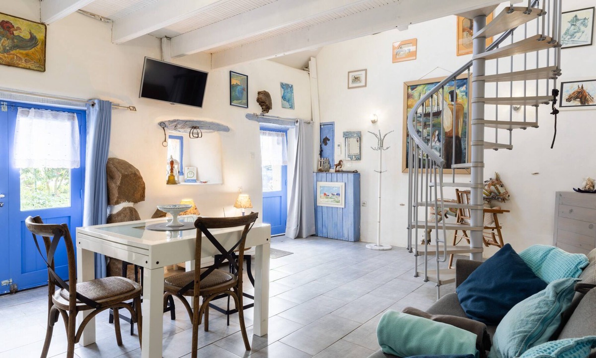 Kermaria-Sulard House | Holiday Home 'Gite Atelier La Croix Blanche' with Private Garden, Wi-Fi and Air Conditioning