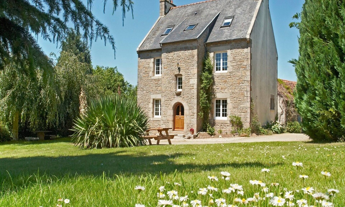 Plouegat-Moysan Villa | Holiday Home 'Gite 12 Pers À 15kms De La Plage' with Private Garden and Wi-Fi