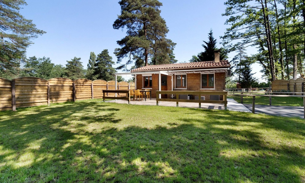 Thenon House | Holiday Home 'Gite 5 De L'Orée Du Bois' with Lake View, Wi-Fi and Air Conditioning
