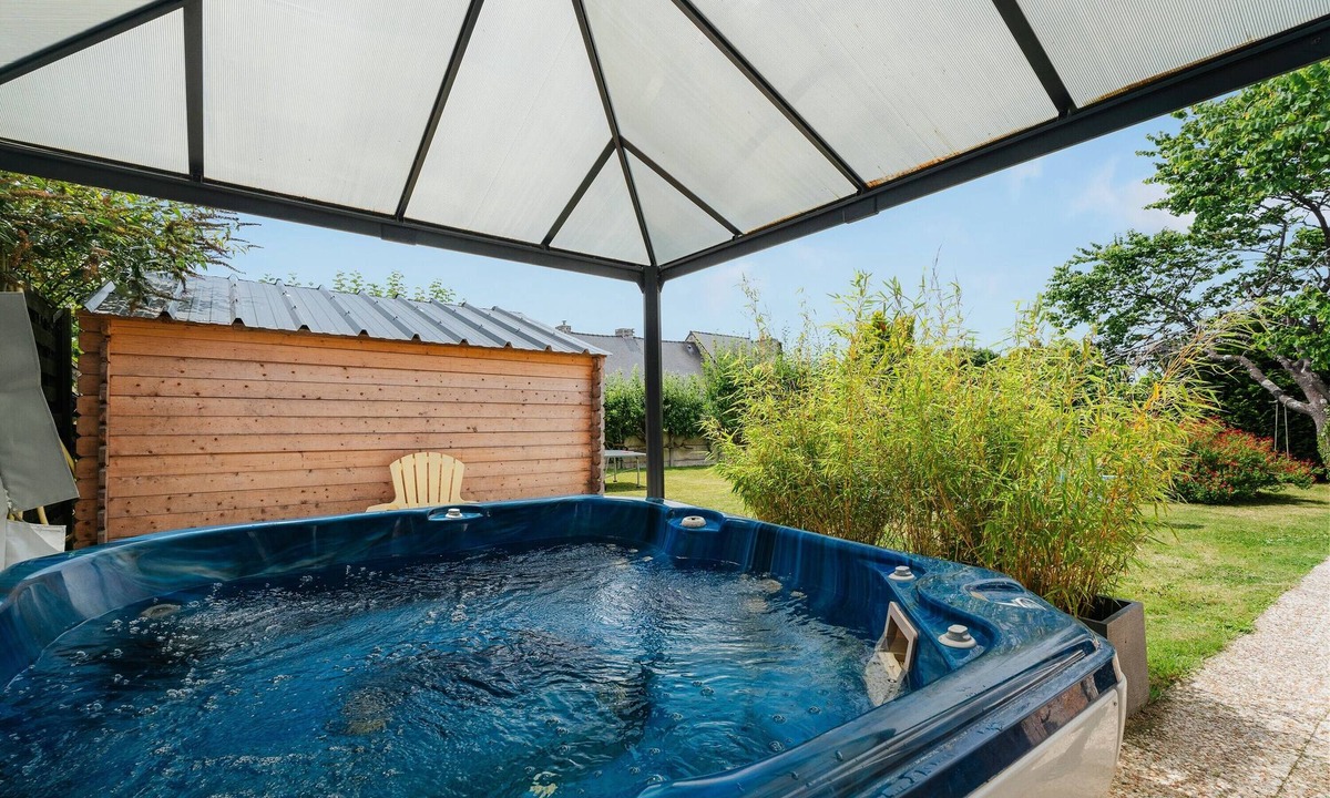 Ploubalay House | Holiday Home 'Gîte De La Tour' with Private Garden and Wi-Fi