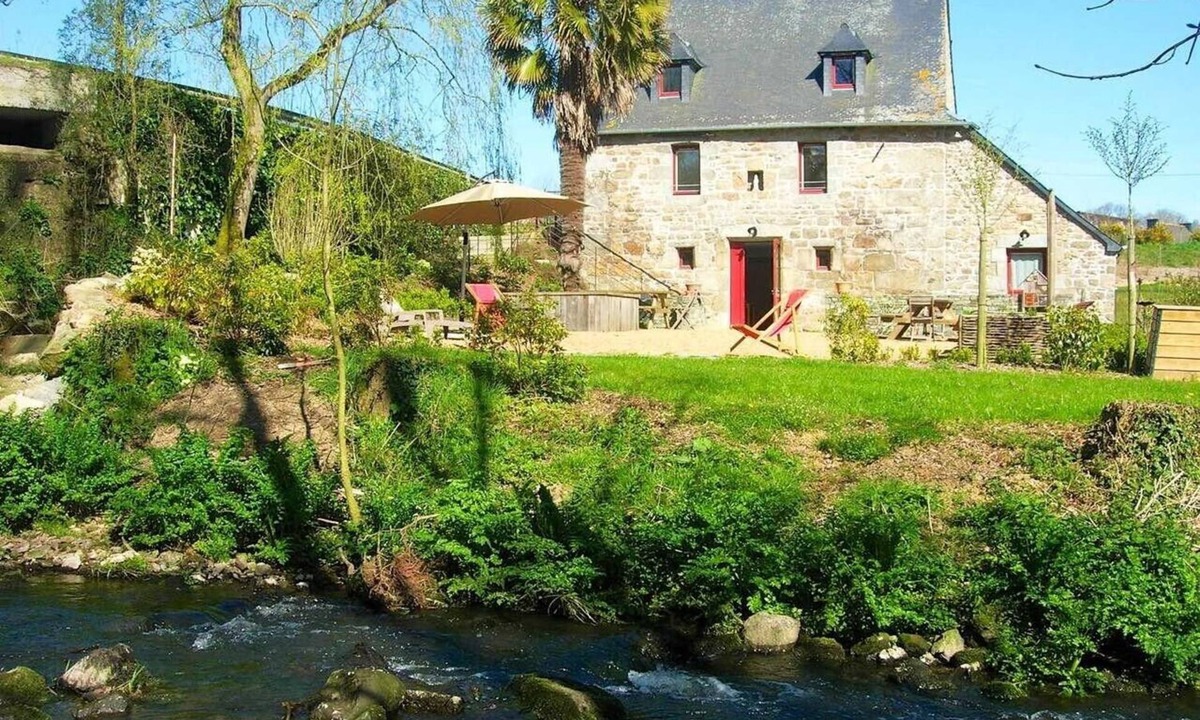 Prat House | Holiday Home 'Gite Du Moulin Du Poulloguer' with Private Terrace, Private Garden and Wi-Fi