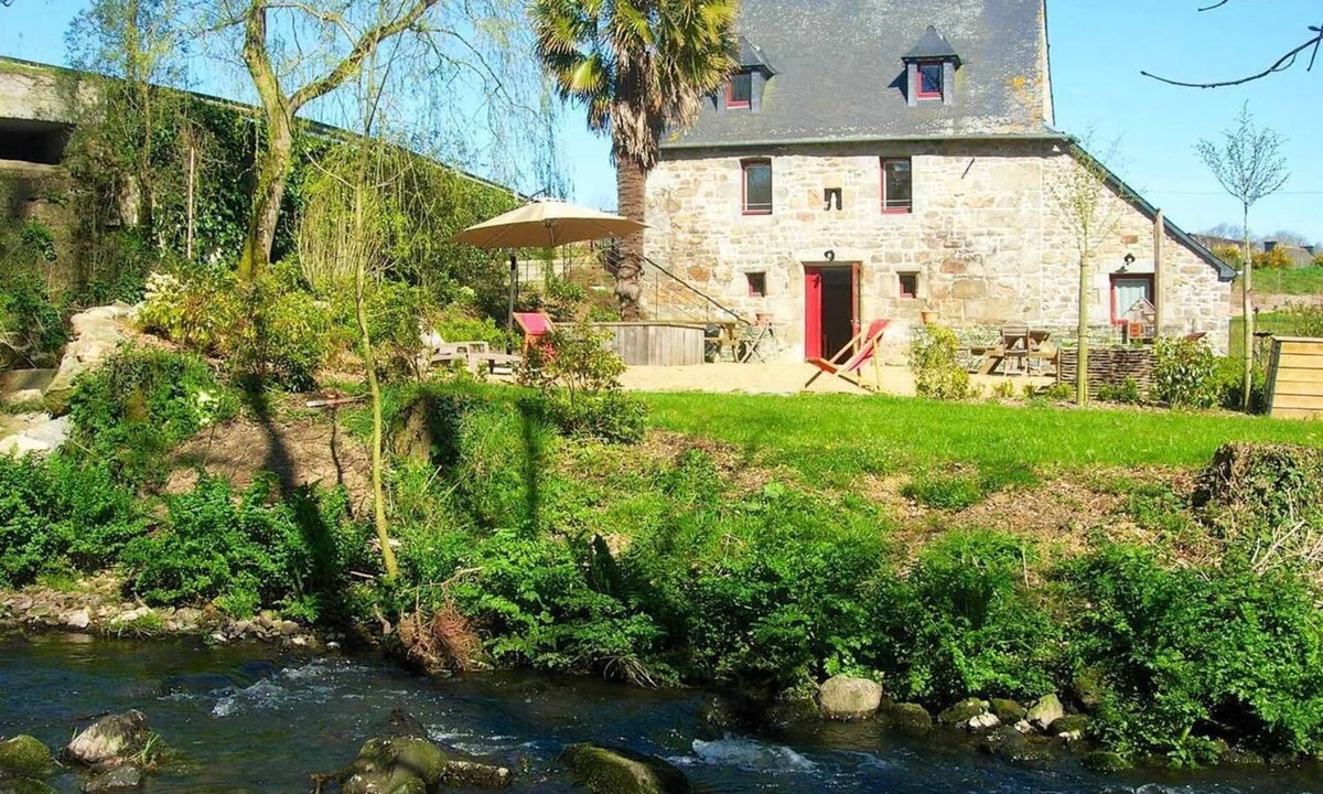 Prat House | Holiday Home 'Gite Du Moulin Du Poulloguer' with Private Terrace, Private Garden and Wi-Fi