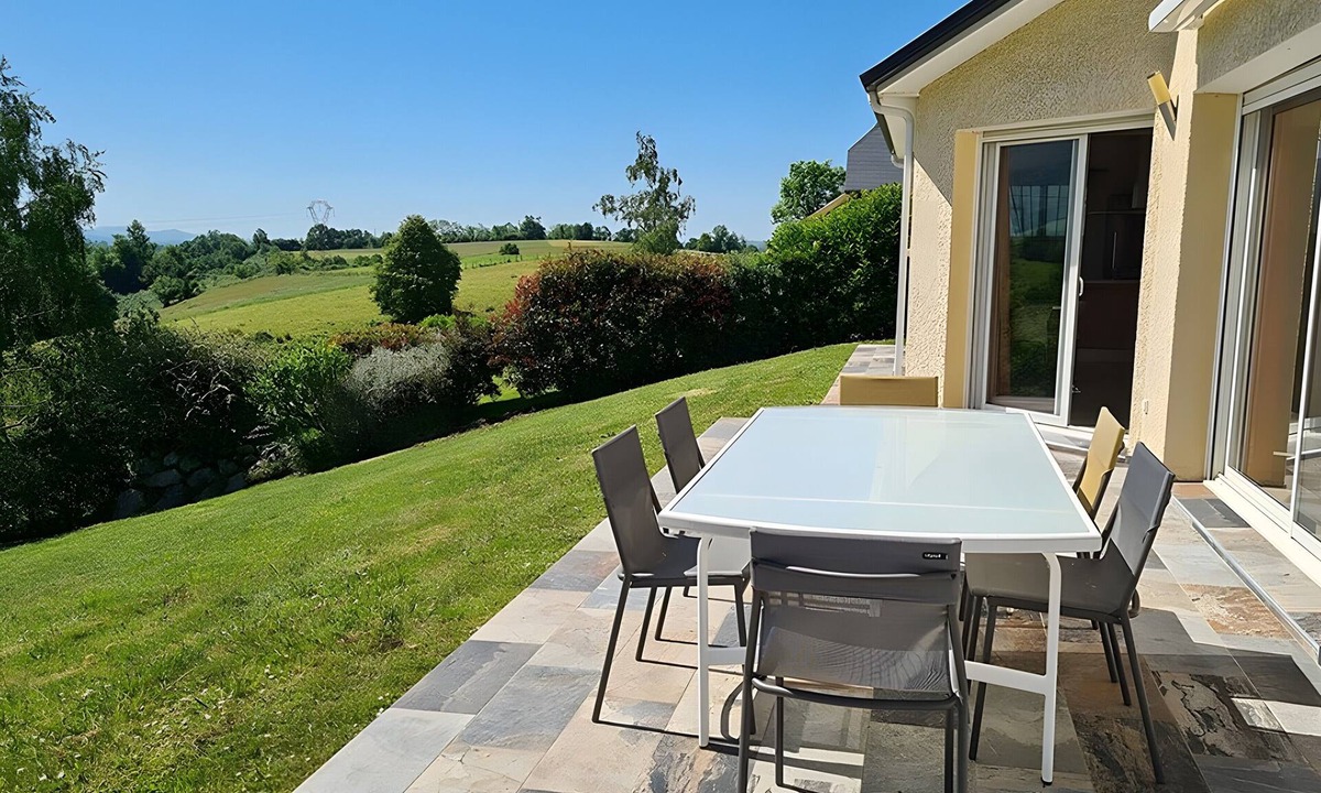 Buzy House | Holiday Home 'Gîte Gousseau' with Mountain View, Private Terrace & Wi-Fi
