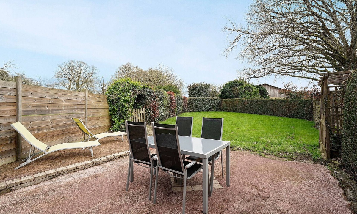 Lanvallay House | Holiday Home "Gîte Hirondelle" with Private Terrace, Garden, and Wi-Fi