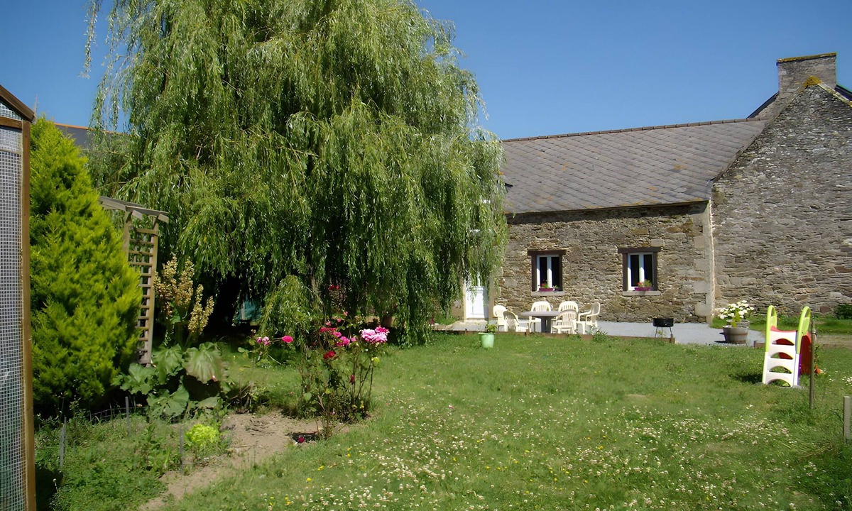 Corseul House | Holiday Home 'Gîte Joly' with Private Terrace, Private Garden and Wi-Fi
