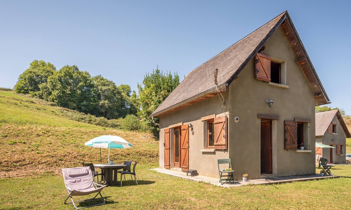 Peyrouse House | Holiday Home “Gîte Lieuj” with Mountain View, Private Terrace, and Wi-Fi
