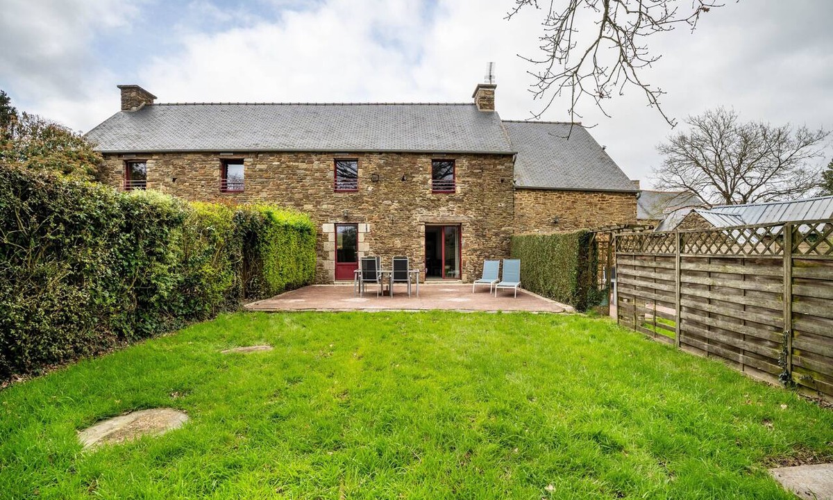 Lanvallay House | Holiday Home 'Gite Palombe' with Private Terrace, Private Garden and Wi-Fi