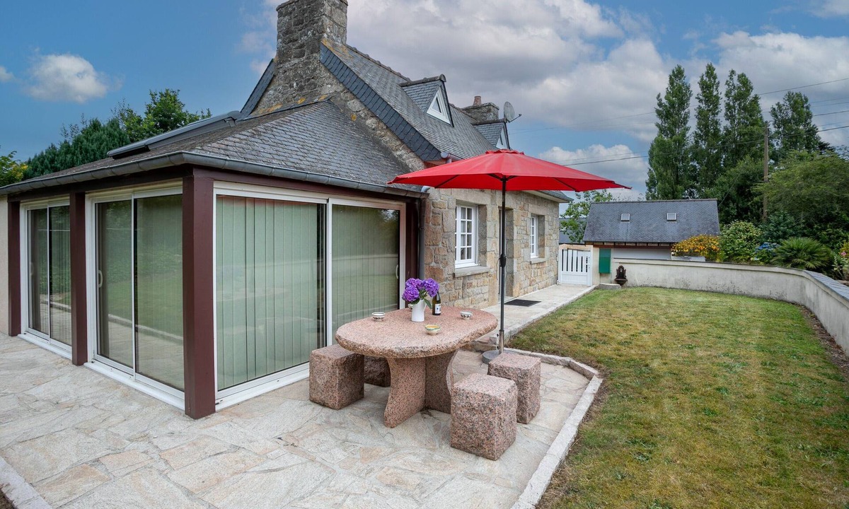 Ploulech House | Holiday Home 'Kerjézéquel 2km Beach' with Private Terrace, Private Garden and Wi-Fi
