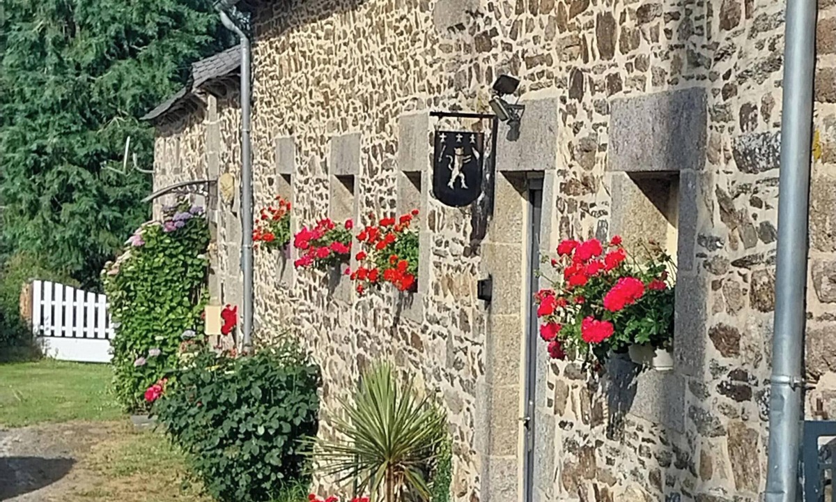 Allineuc House | Holiday Home 'L'abreuvoir Du Leffo' with Private Terrace, Private Garden and Wi-Fi