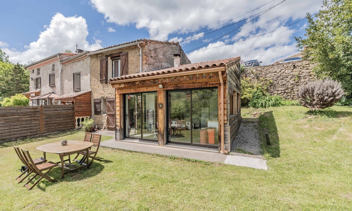 Freychenet House | Holiday Home “La Barraço” with Mountain View, Private Terrace & Wi-Fi