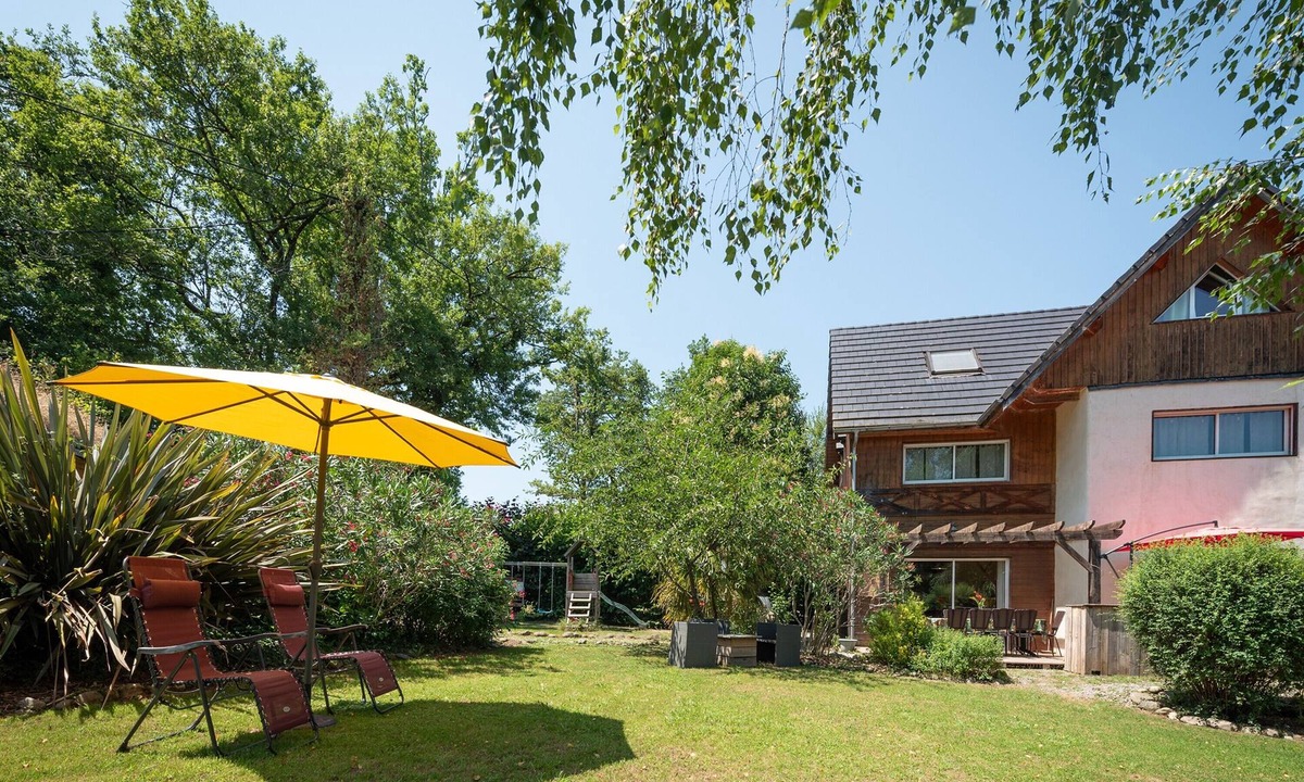 Herrere House | Holiday Home 'La Buena Onda' with Mountain View, Private Terrace and Private Garden