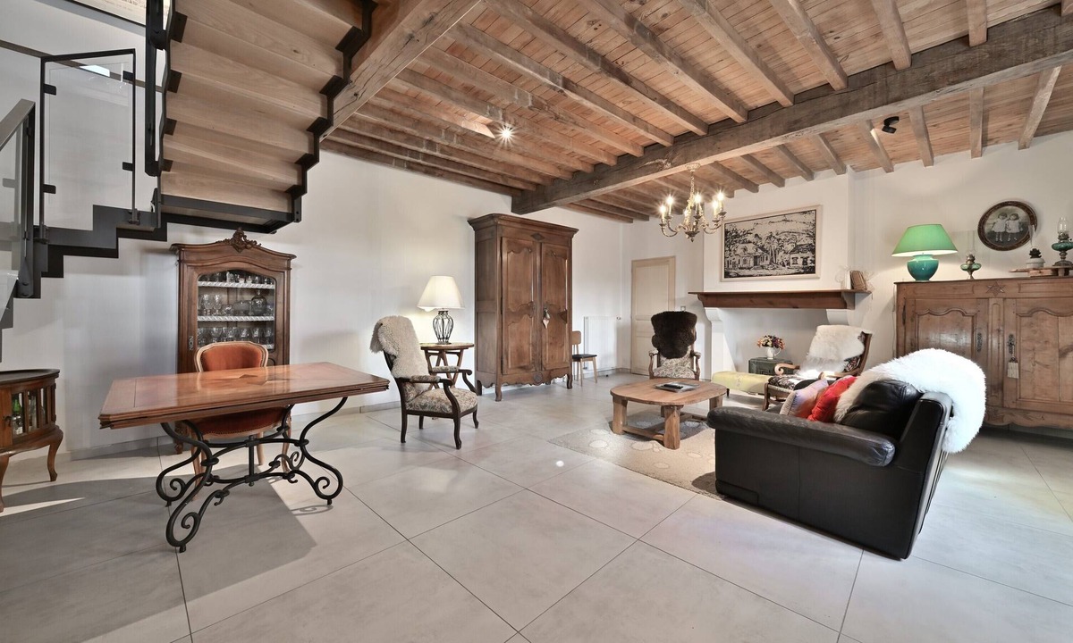Capvern House | Holiday Home 'La Maison Poulogne' with Mountain View, Private Terrace and Wi-Fi
