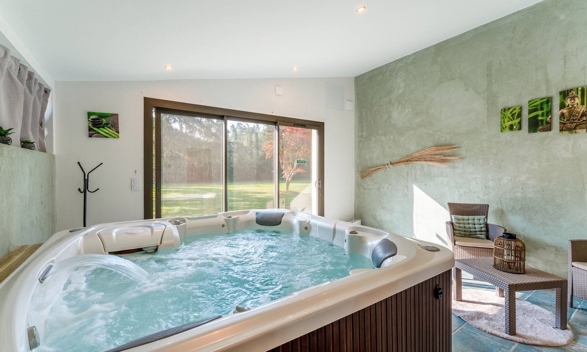 Cabannes House | Holiday Home “Le Gite au Coin du Feu” with Shared Terrace, Wi-Fi & Air Conditioning