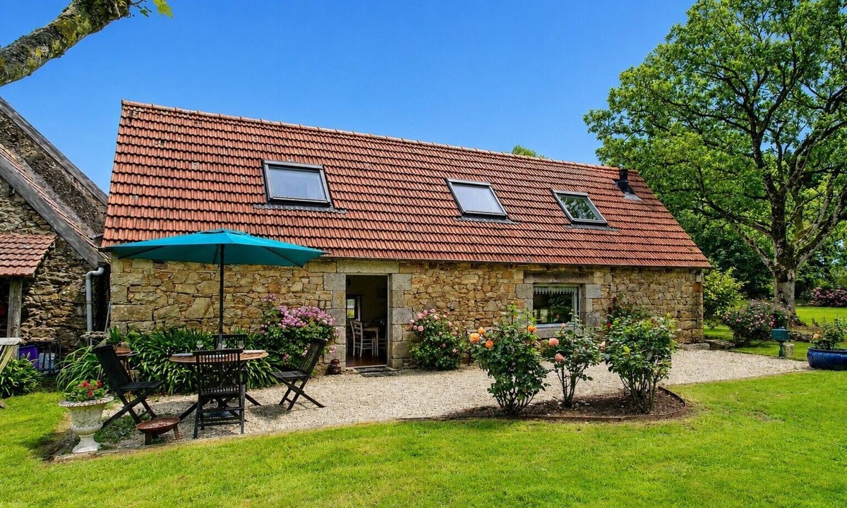Prat House | Holiday Home “Le Jardin De La Rose Bleue” with Private Terrace and Garden