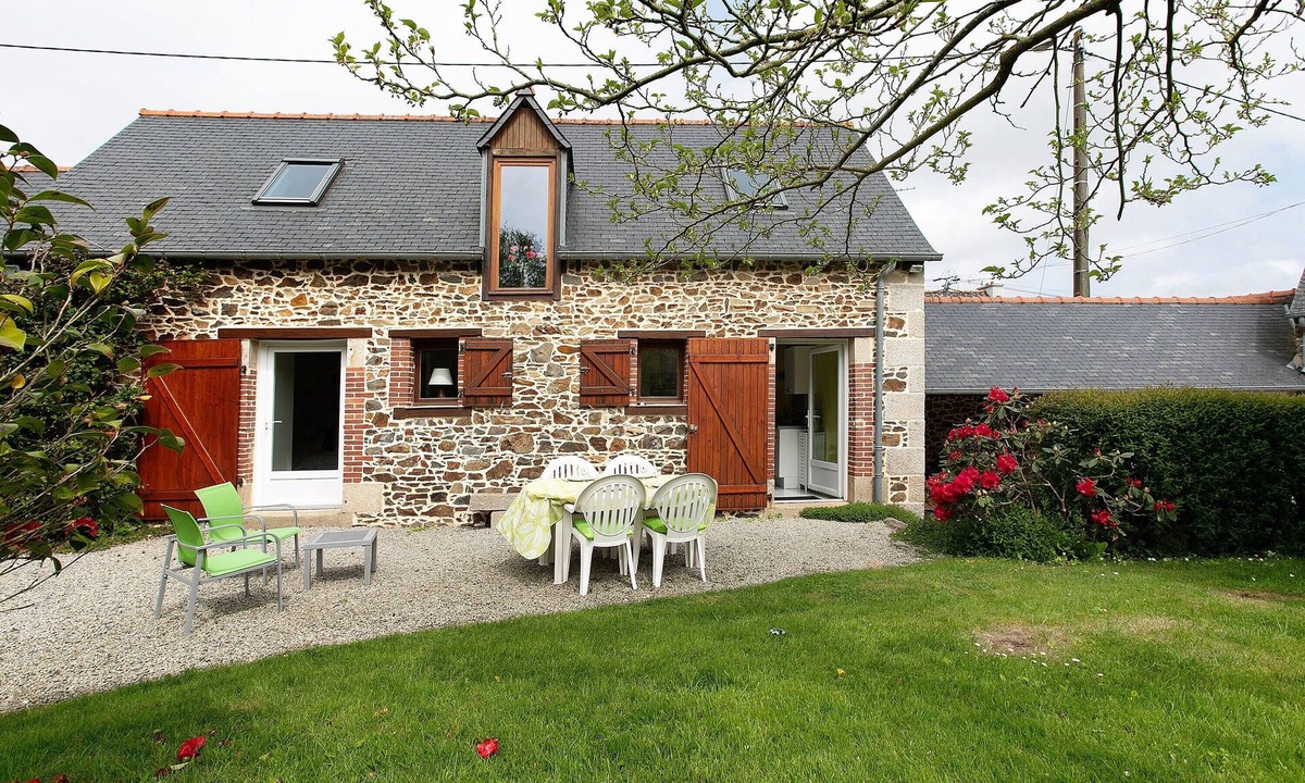 Lantic House | Holiday Home “Le Nid du Goéland” with Private Terrace, Shared Garden & Wi-Fi
