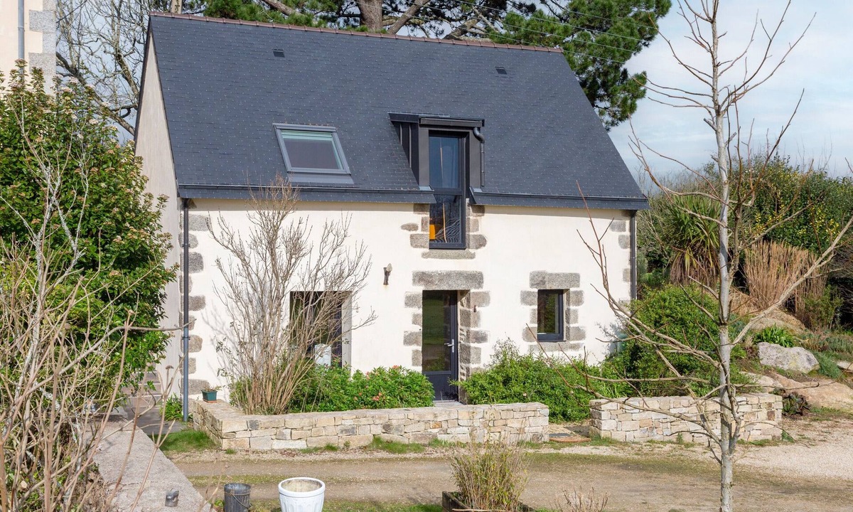 Concarneau House | Holiday Home 'Le Penty - Proche Plages Et Centre' with Private Terrace, Shared Garden and Wi-Fi