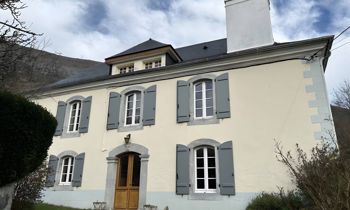 Salles House | Holiday Home “Le Pic Vert”: Mountain Views, Private Terrace & Wi-Fi