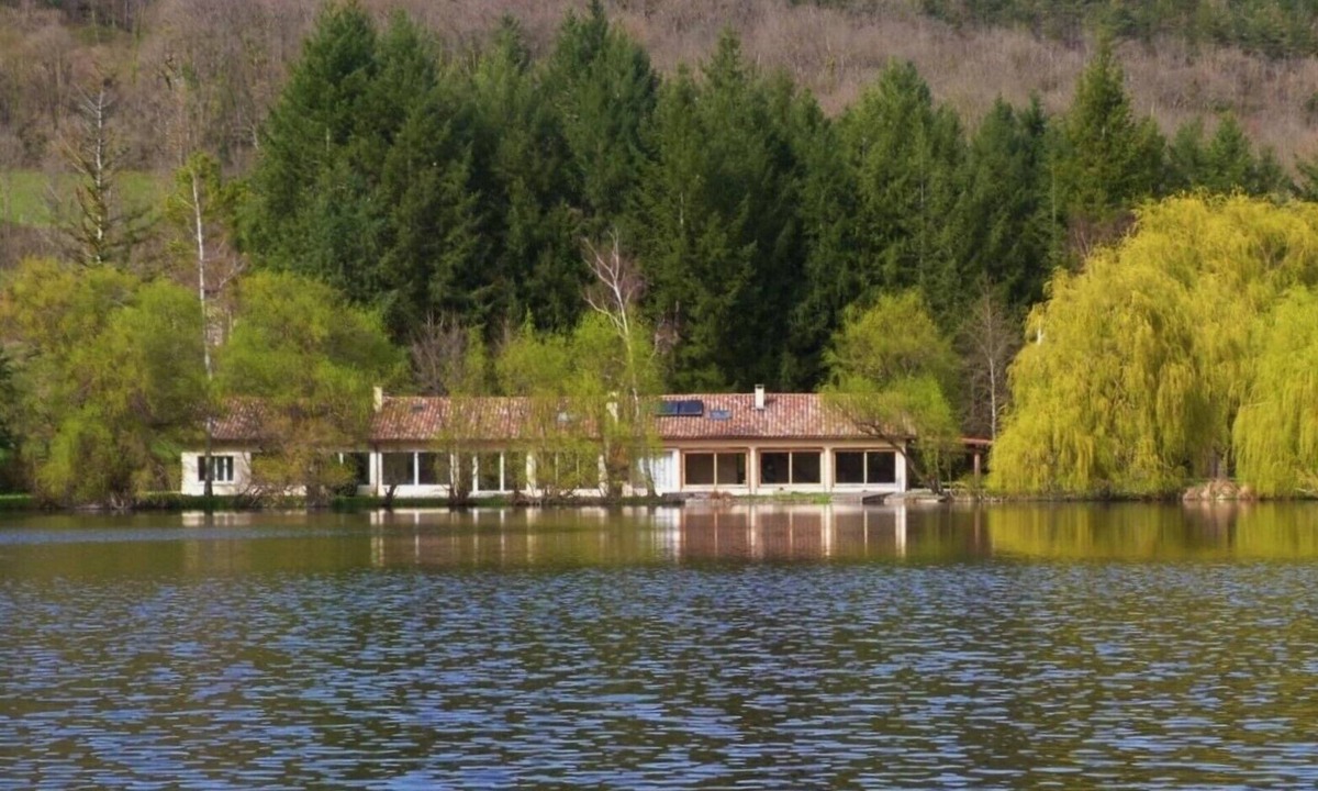 Barbazan House | Holiday Home “Les Pyrénées Au Bord De l’Eau” with Lake View, Private Terraces & Wi-Fi