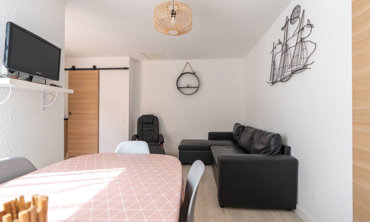 Valras-Plage House | Holiday Home 'Maison De Pecheur, la Rose Des Vents' with Terrace & Wi-Fi