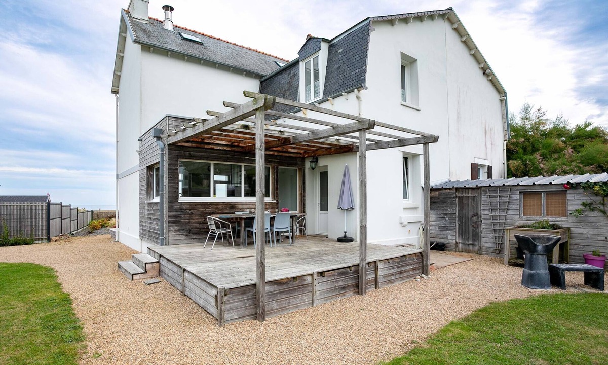 Plougasnou House | Holiday Home 'Maison Face Mer Accès Direct Plage' with Sea View, Shared Terrace and Wi-Fi