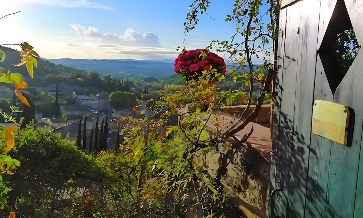 Cotignac House | Holiday Home 'Maison-Grotte De Conte De Fées' with Mountain View, Private Terrace and Wi-Fi
