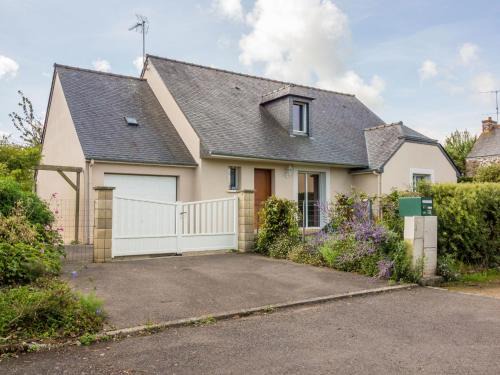 Pleurtuit House | Holiday Home Maison Les Hortensias by Interhome