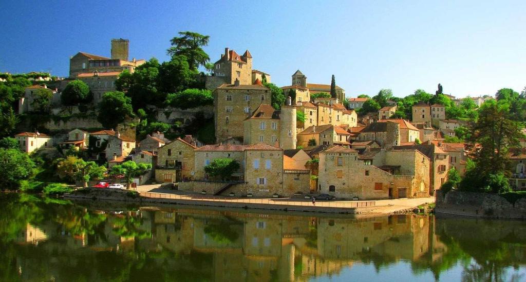 Puy-l'Eveque House | Holiday Home Petite Maison Bleue