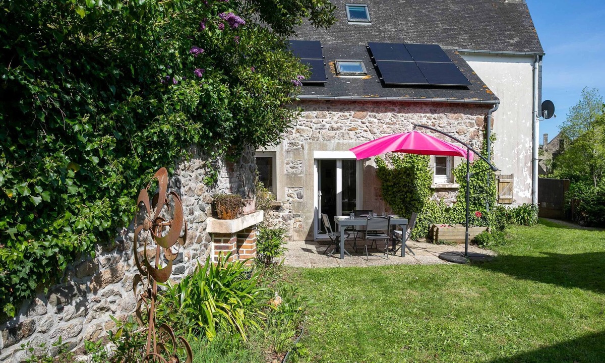 Le Merzer House | Holiday Home 'Ty Carolie' with Private Terrace, Private Garden and Wi-Fi