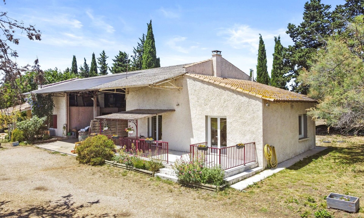 Saint-Gilles House | Holiday Home with Private Terrace, Wi-Fi, and Air Conditioning
