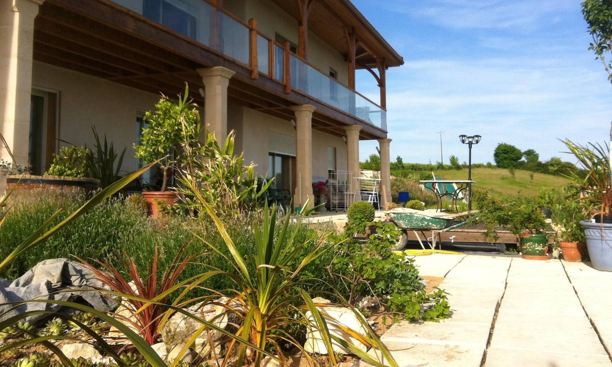 Catonvielle Apartment | Homerez - Appartement for 5 ppl. with swimming-pool and jacuzzi at Catonvielle