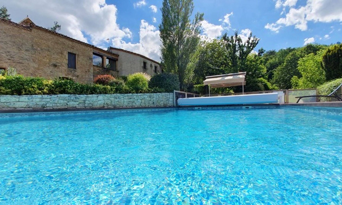 Puy-l'Eveque House | Homerez - Big house for 10 ppl. with shared pool and terrace at Puy-l'Évêque