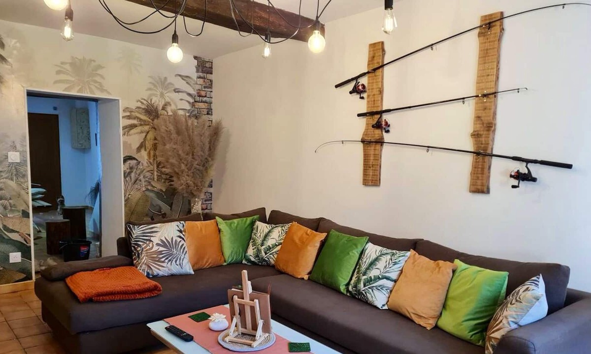Deville House | Homerez - House in Deville with Terrace