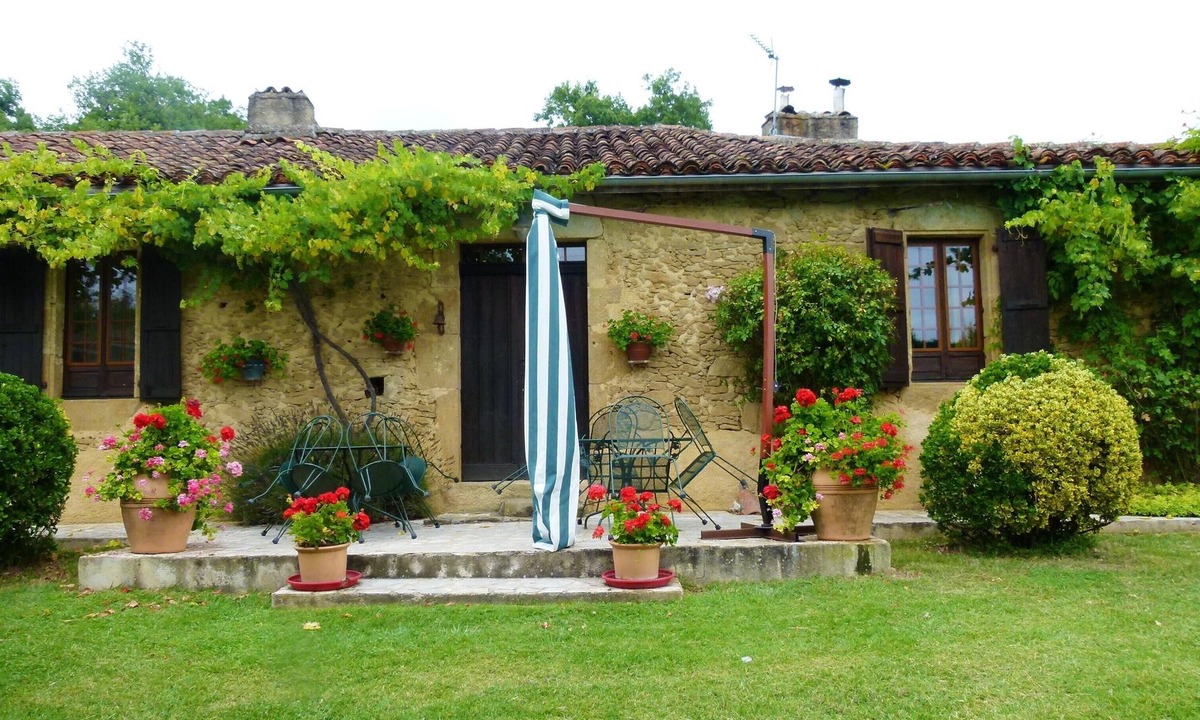 Ornezan Villa | Homerez - Spacious villa for 6 ppl. with swimming-pool and garden at Ornézan