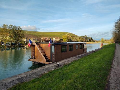 Ay Boat Rental | House Boat avec SPA naviguant en Champagne