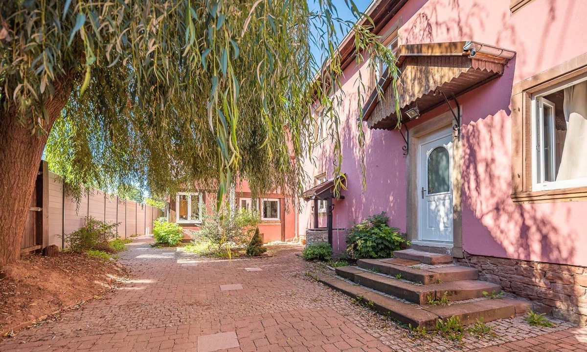 Ingenheim Bed & Breakfast | House for 17 people, 5 guest rooms with breakfast and heated swimming pool